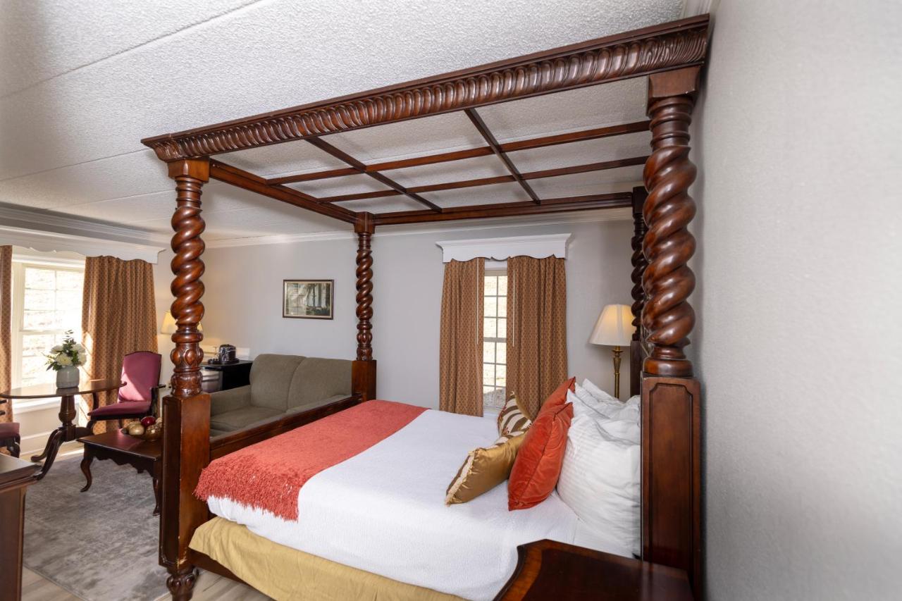 Queen Suite with Spa Bath at Brandywine River Hotel