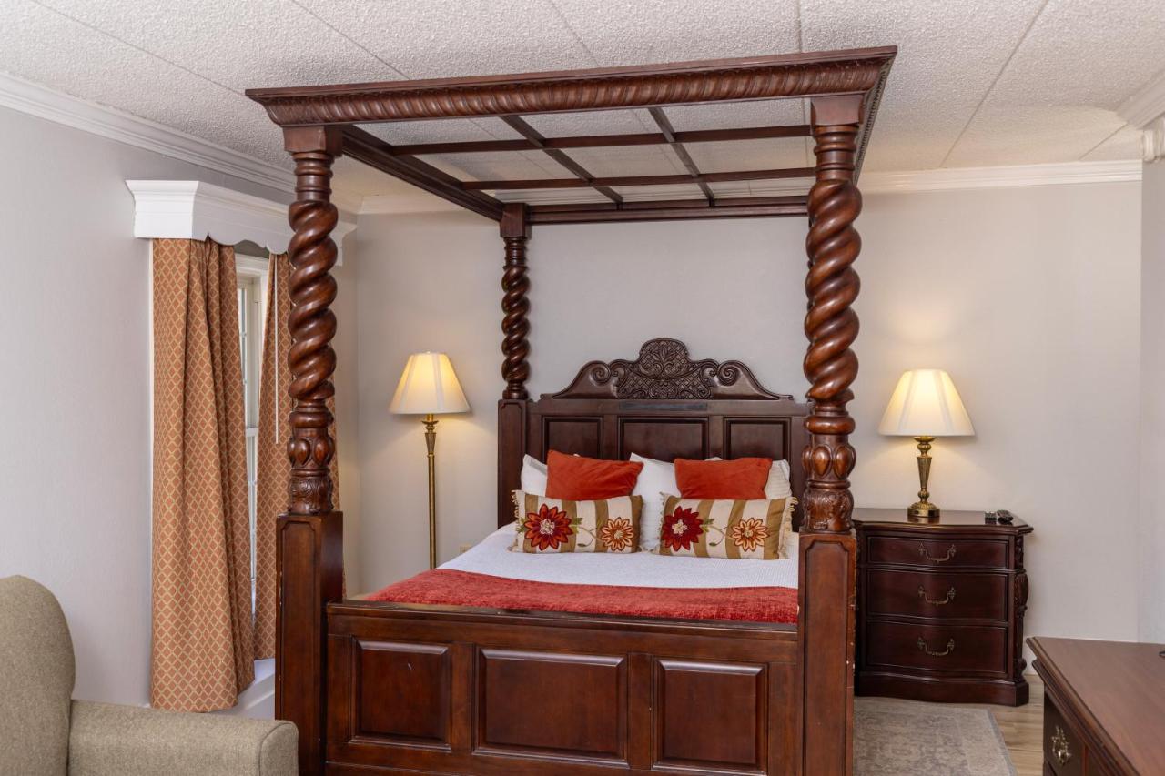 Queen Suite with Spa Bath at Brandywine River Hotel