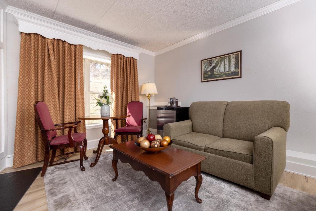 Queen Suite with Spa Bath at Brandywine River Hotel