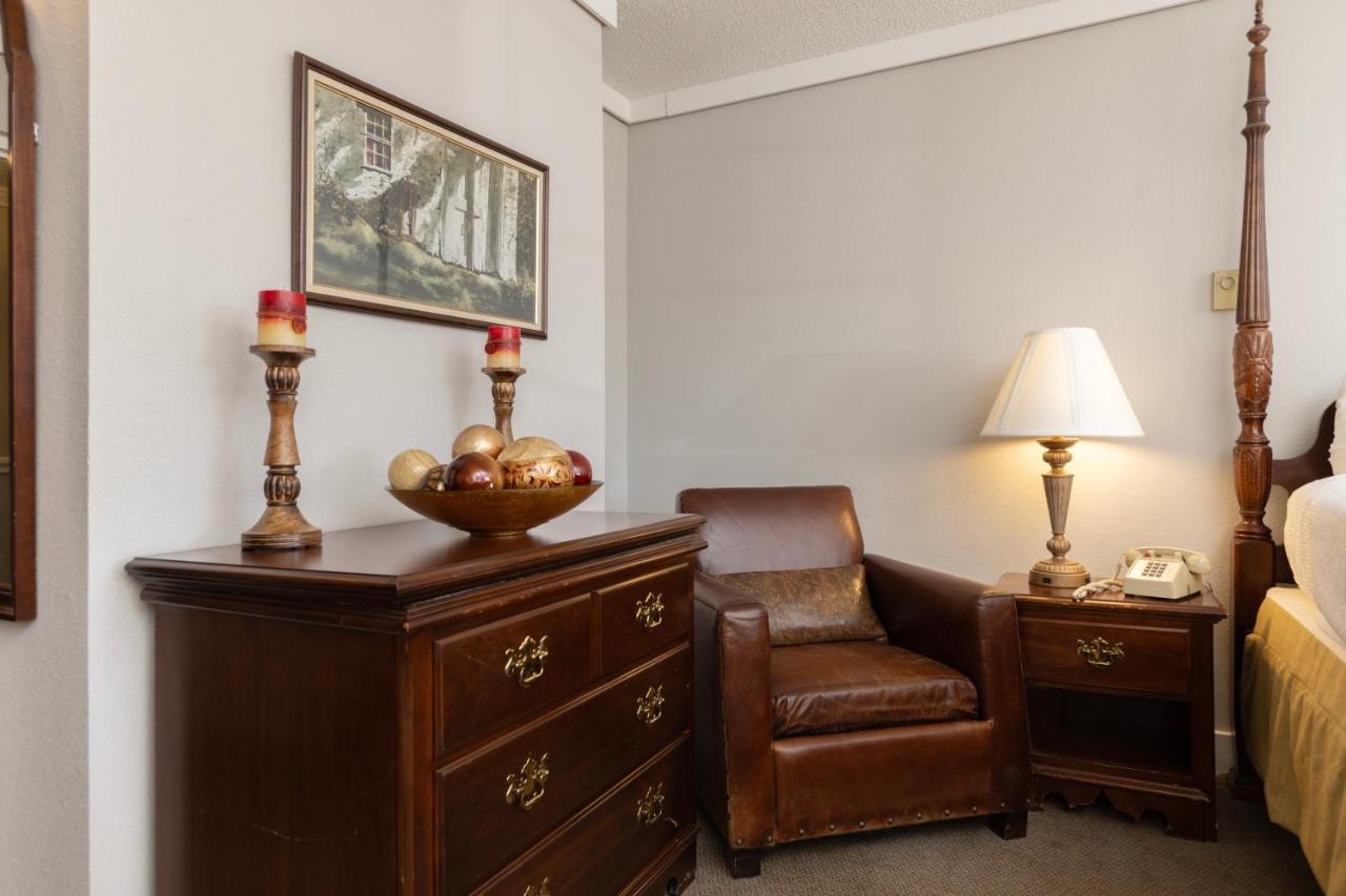 Standard King Room at Brandywine River Hotel