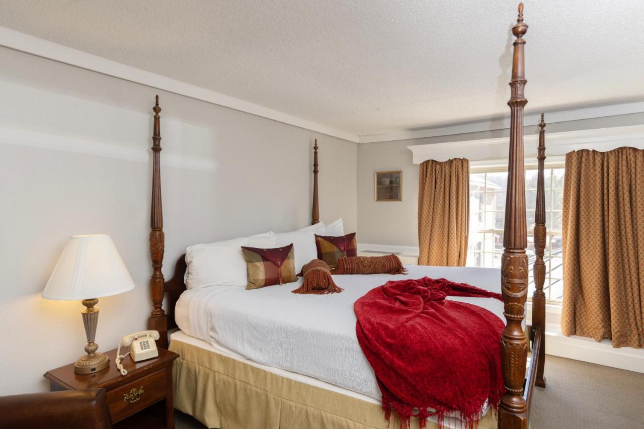 Standard King Room at Brandywine River Hotel