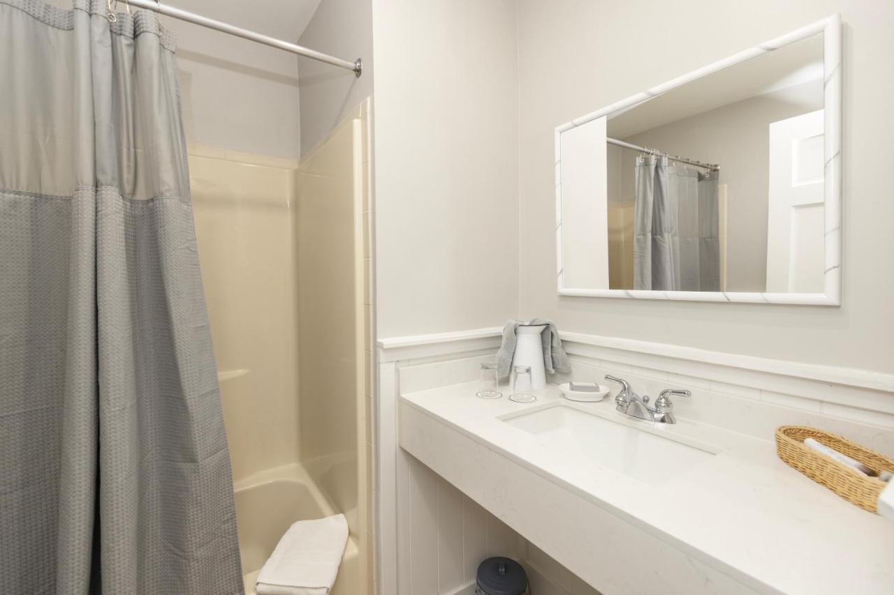 Standard King Room at Brandywine River Hotel