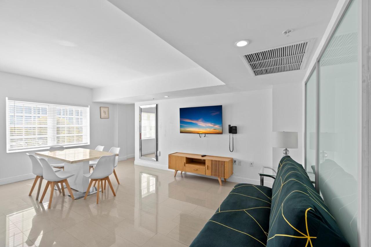Premium Corner One-Bedroom Suite with Kitchen at Hotel Belleza