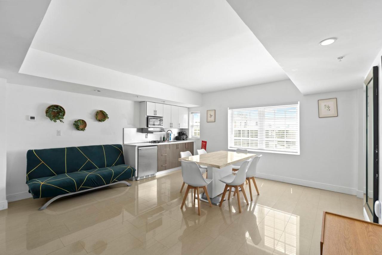 Premium Corner One-Bedroom Suite with Kitchen at Hotel Belleza