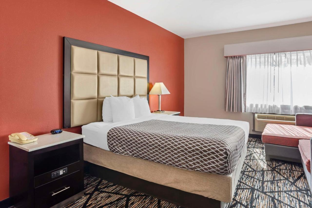 Queen Room - Pet-Friendly/Non-Smoking at Best Western Carlisle