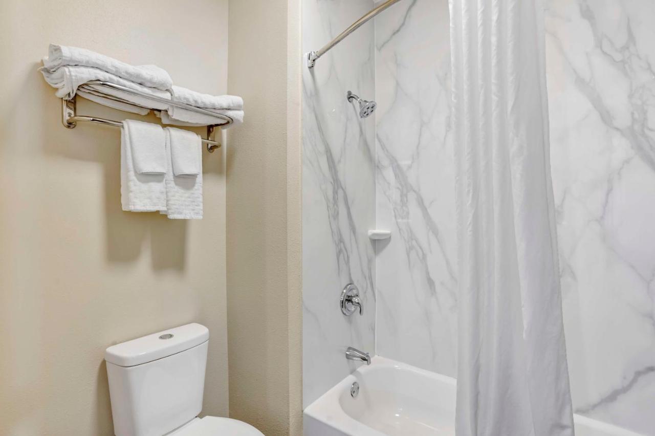 Queen Room - Pet-Friendly/Non-Smoking at Best Western Carlisle