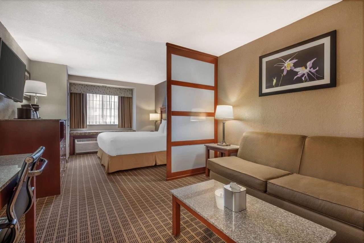 King Suite with Mountain View at Best Western Plus Peak Vista Inn & Suites
