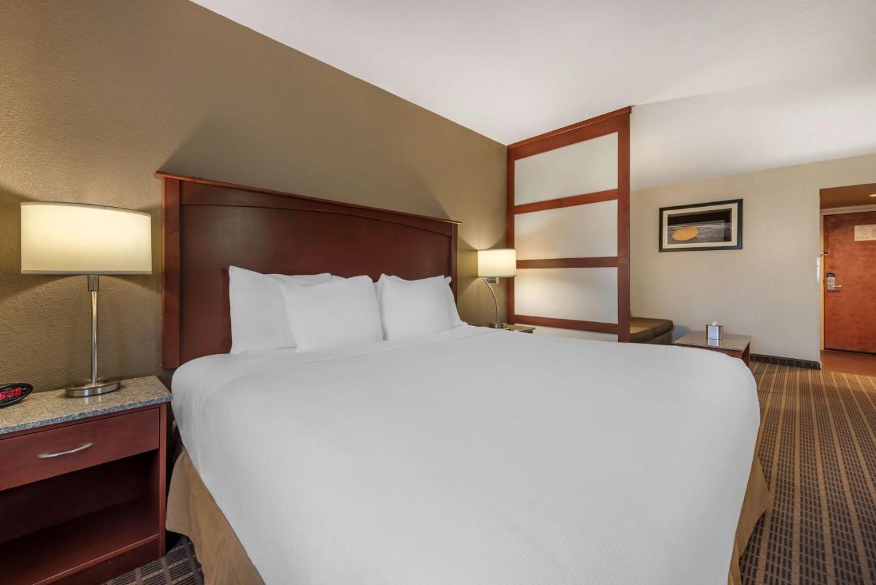 King Suite with Mountain View at Best Western Plus Peak Vista Inn & Suites