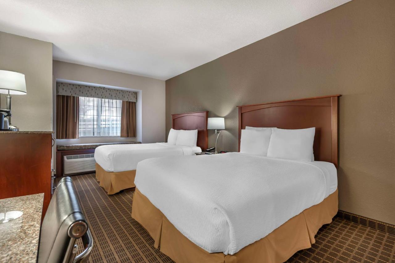 Queen Room with Roll in Shower at Best Western Plus Peak Vista Inn & Suites