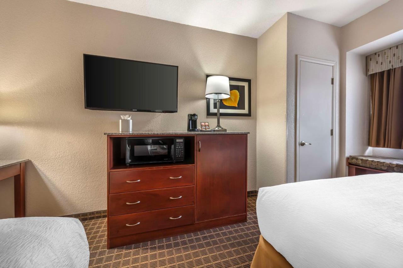 Queen Room with Roll in Shower at Best Western Plus Peak Vista Inn & Suites