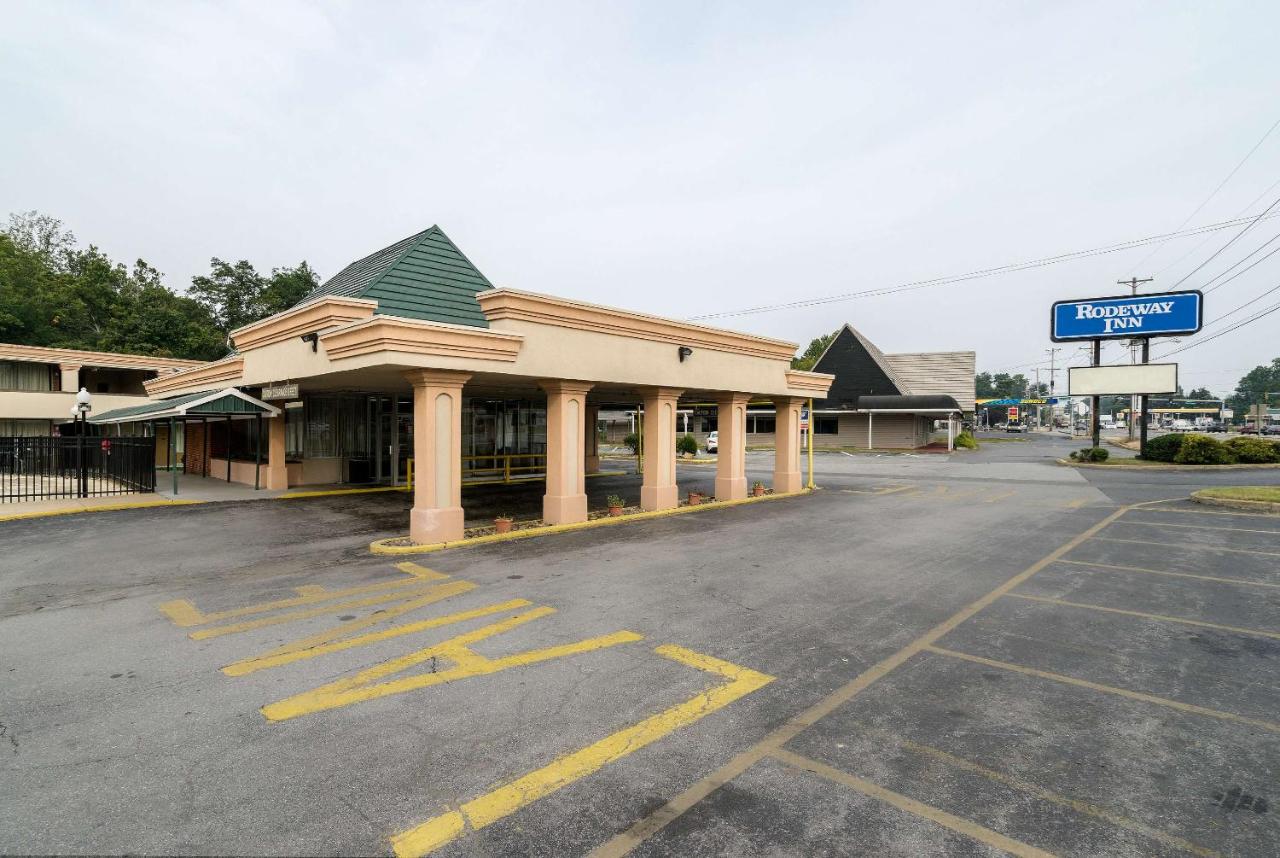 | Rodeway Inn Newark