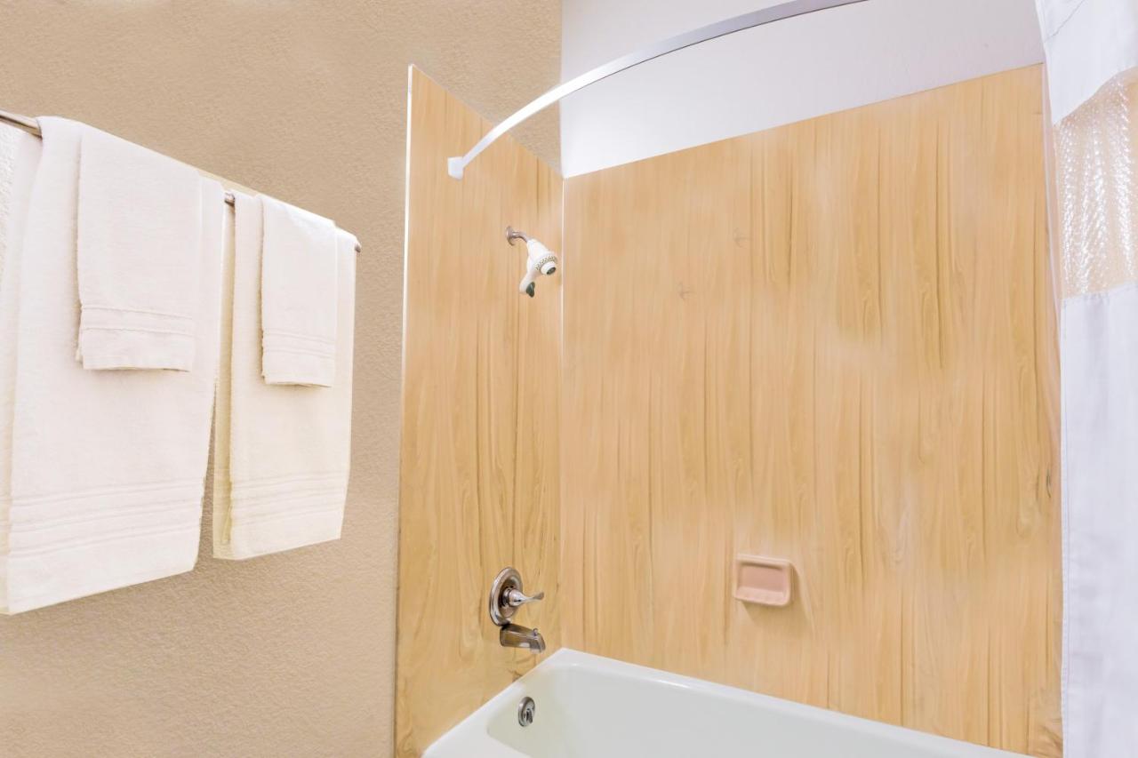 King Room - Disability Access/Non-Smoking at Howard Johnson by Wyndham Phoenix Airport/Downtown Area