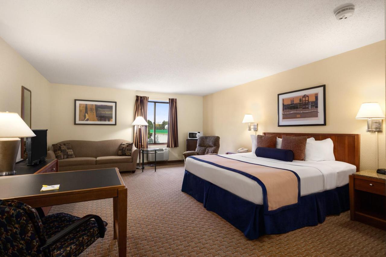 Business King Room - Non-Smoking at Days Inn by Wyndham Oglesby/ Starved Rock