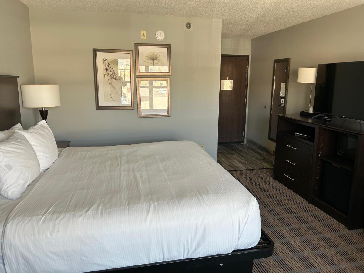 King Room - Mobility Access/Non-Smoking at AmericInn by Wyndham Ottumwa