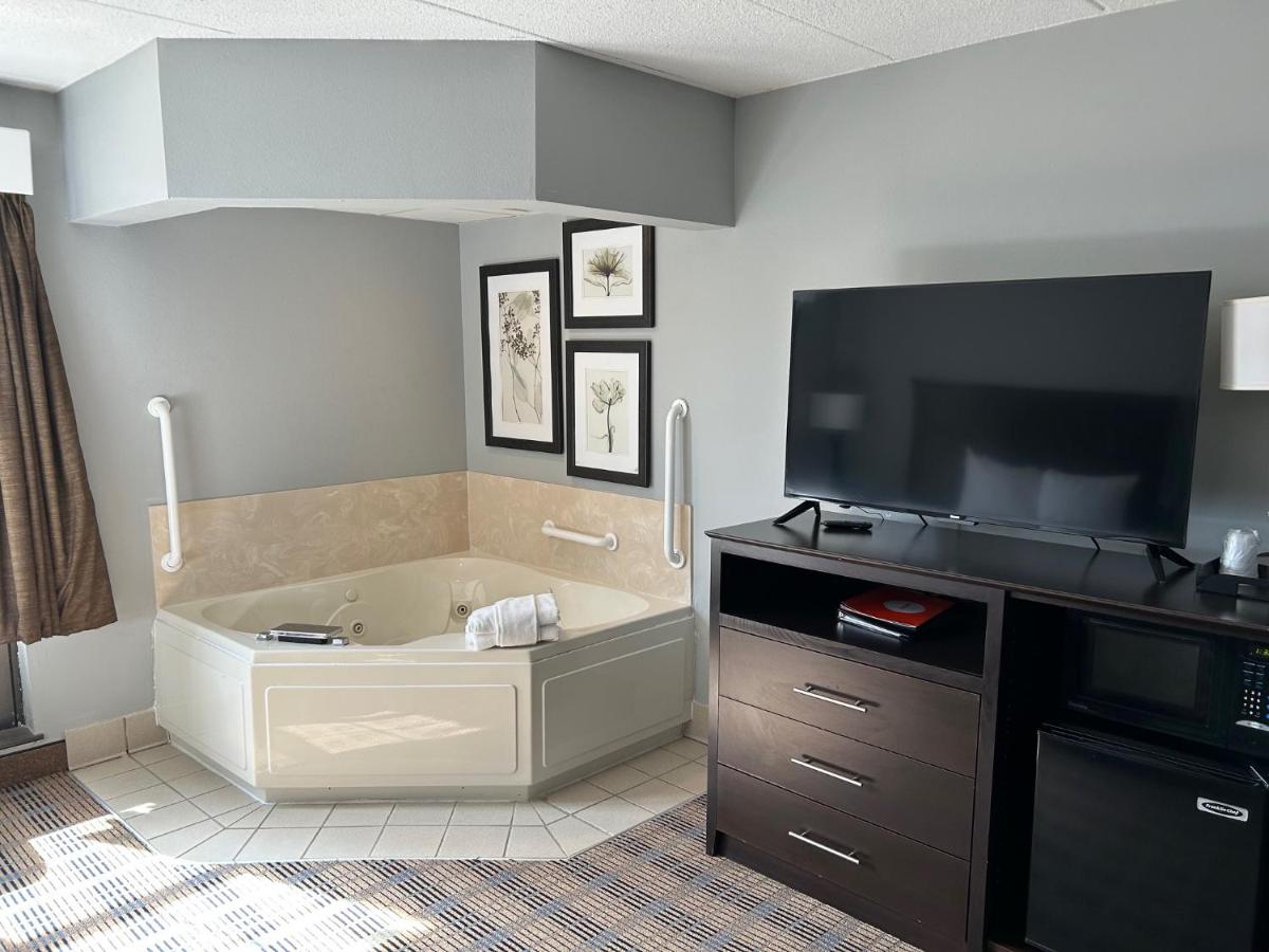 King Suite at AmericInn by Wyndham Ottumwa