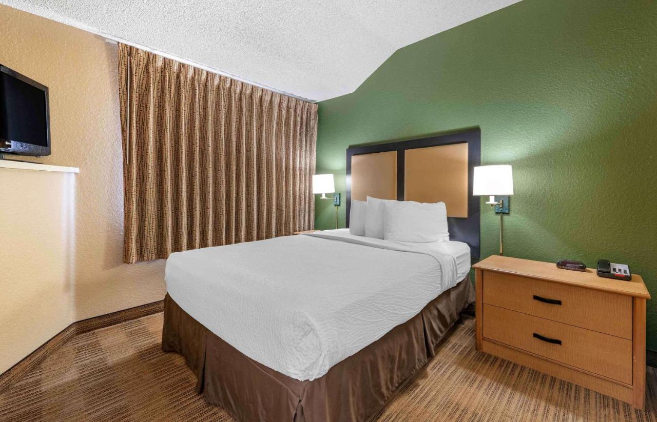 One Bedroom Suite with 1 Queen Bed - Non-Smoking at Extended Stay America Select Suites Orlando Lake Mary 1040