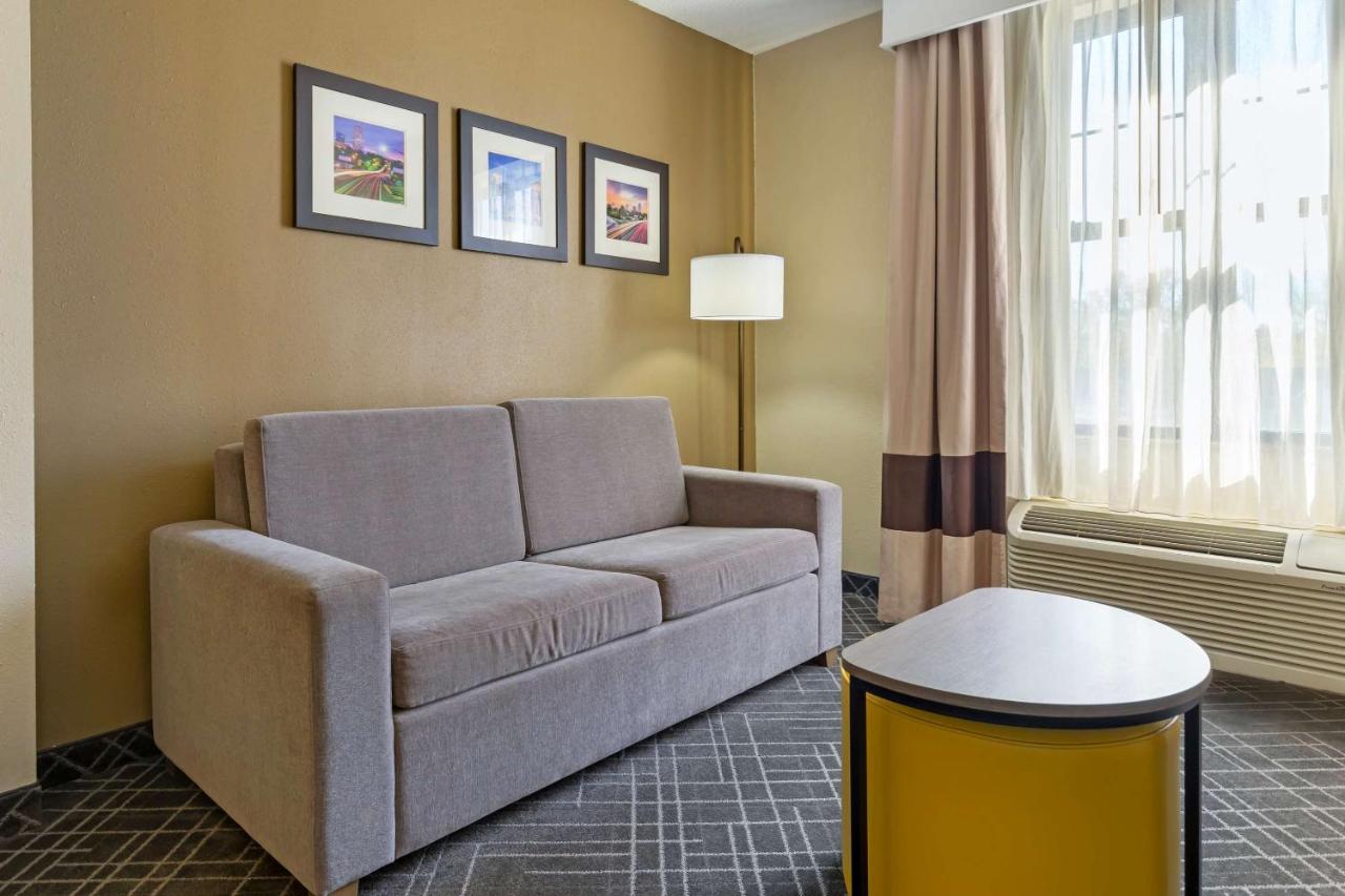 King Suite at Comfort Suites Hanes Mall
