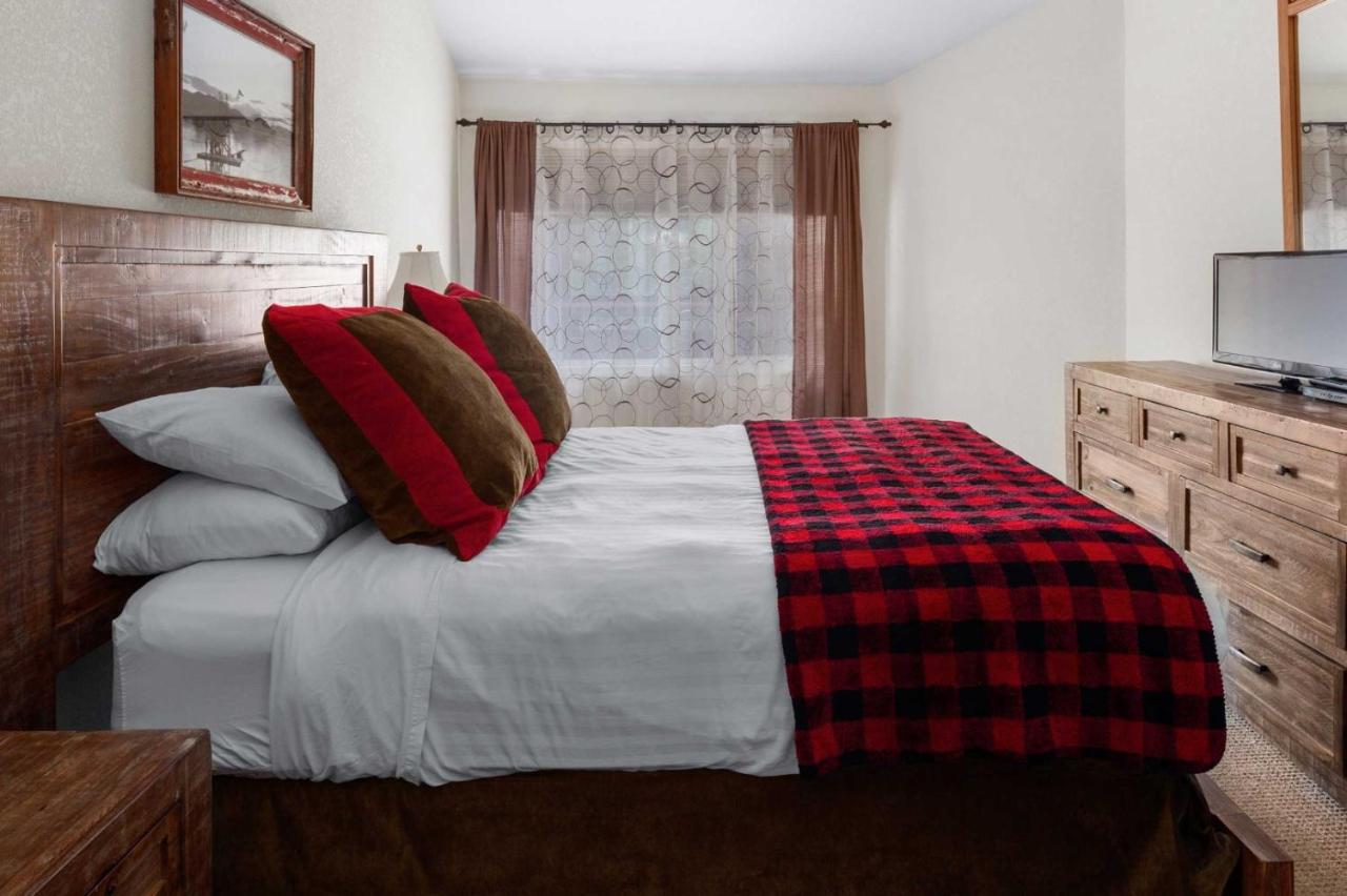 Lakefront Three-Bedroom Condo at Lodge at Whitefish Lake