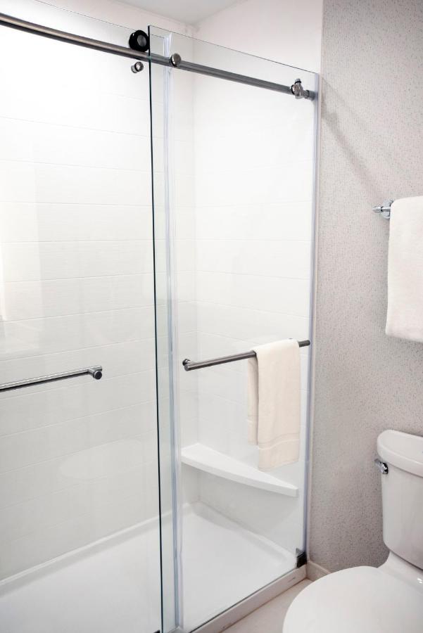 | Holiday Inn Express Hotel & Suites Chester, an IHG Hotel