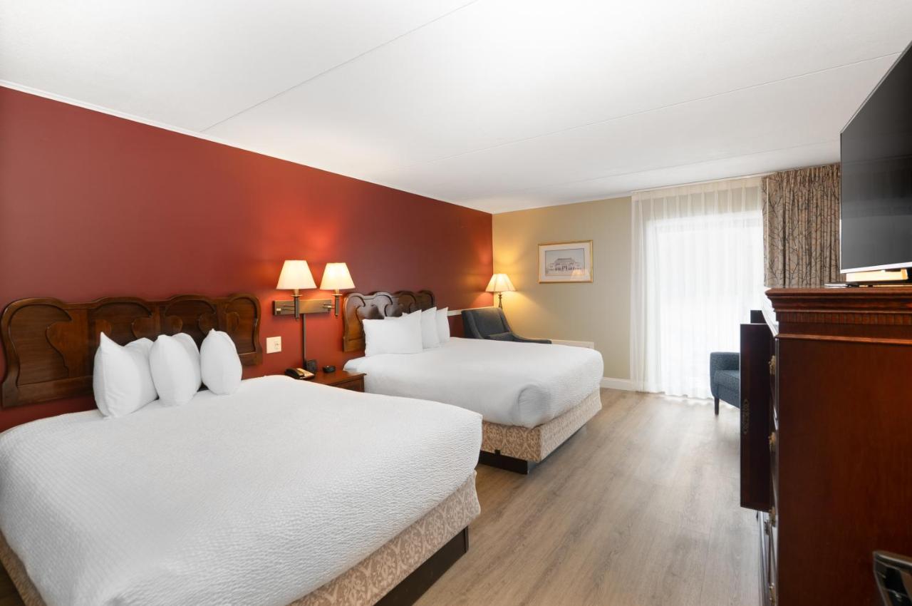 Queen Room at Fireside Inn & Suites Gilford