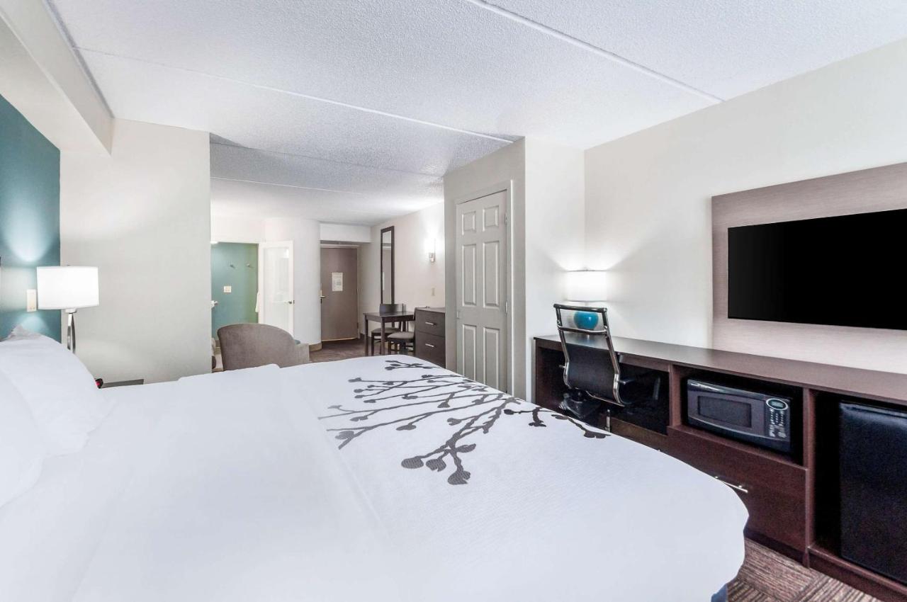 King Suite - Non-Smoking at Sleep Inn & Suites Rehoboth Beach