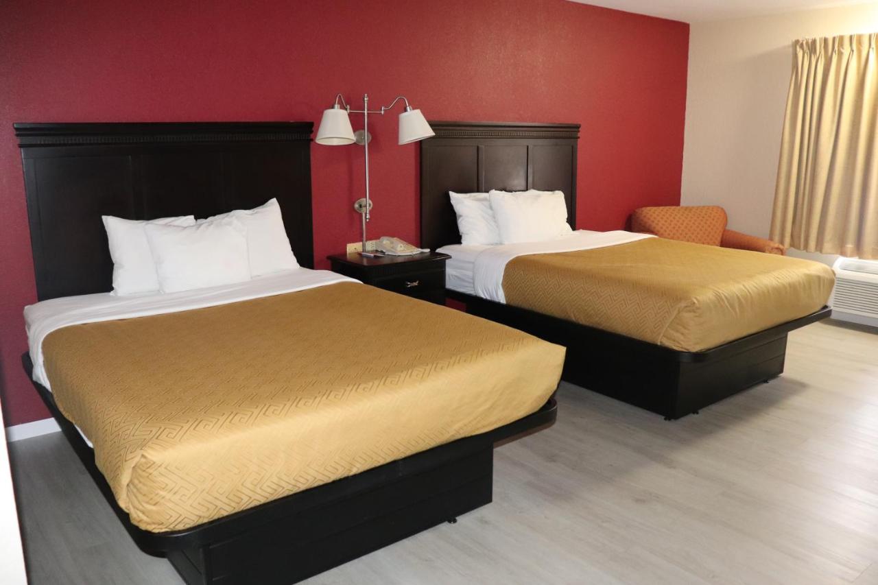 Queen Room with Two Queen Beds - Accessible/Non-Smoking at Econo Lodge Inn & Suites Wisconsin Dells