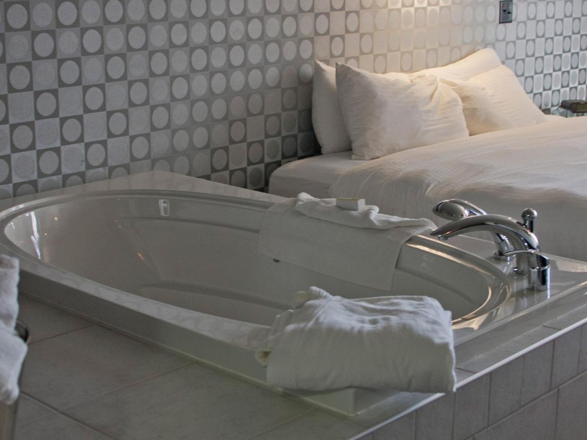 King Studio with Spa Bath - Non-Smoking at Metropolis Resort
