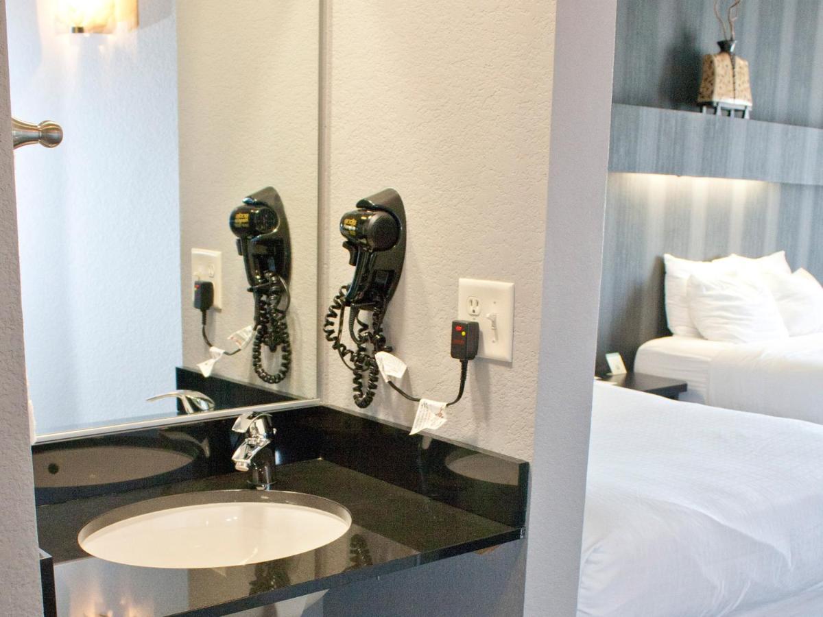 Queen Studio with Two Queen Beds - Disability Access/Non-Smoking at Metropolis Resort