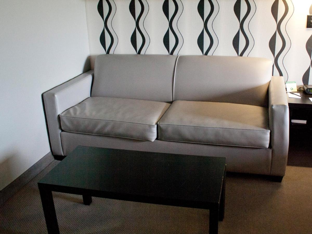King Studio with Sofa Bed - Non-Smoking at Metropolis Resort