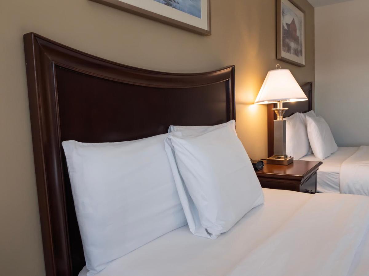 Deluxe Double Room at Country Inn at The Mall