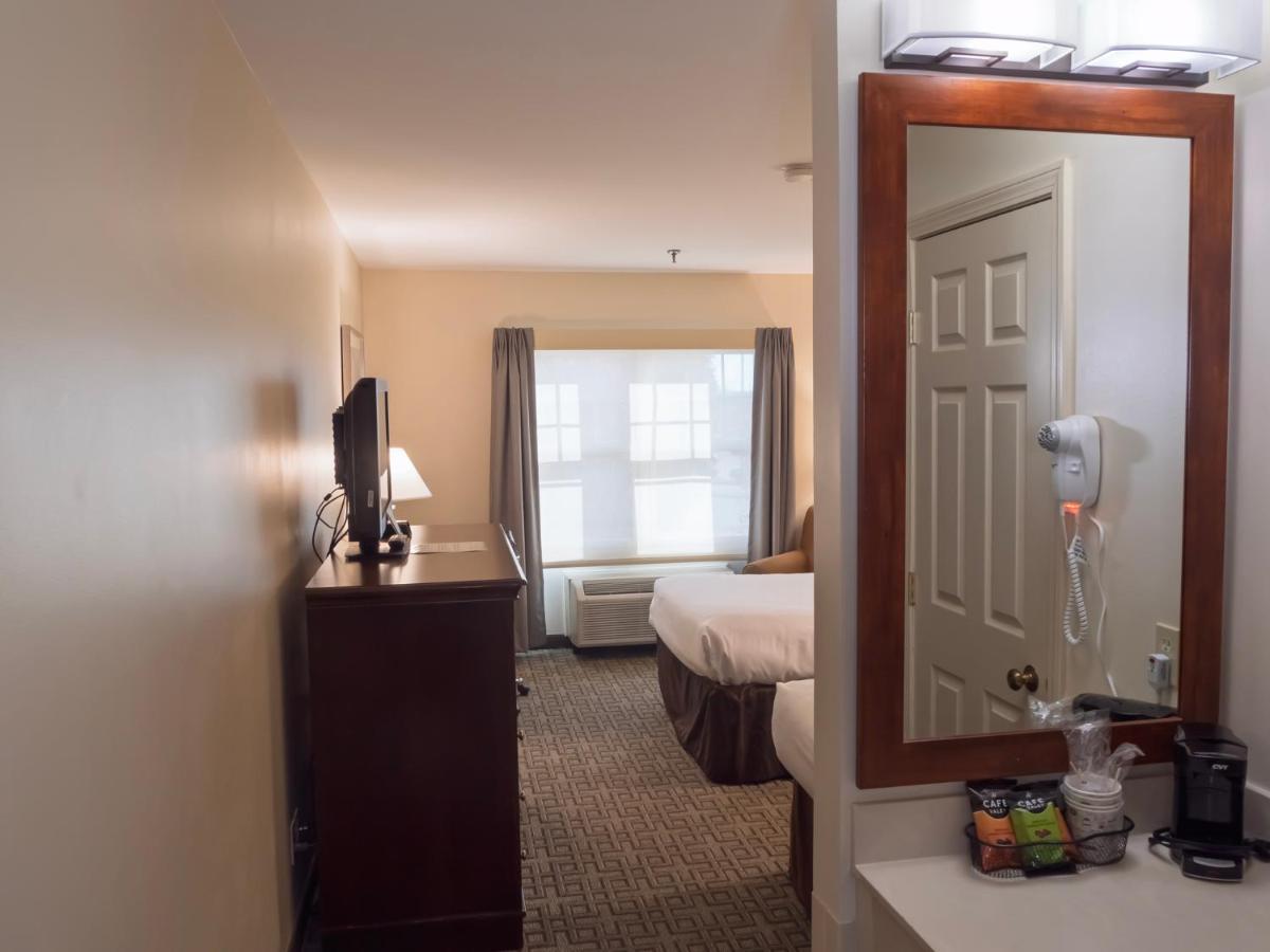 Deluxe Double Room at Country Inn at The Mall
