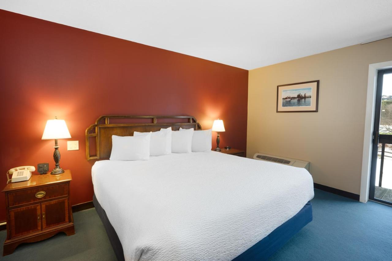 | Fireside Inn & Suites Gilford