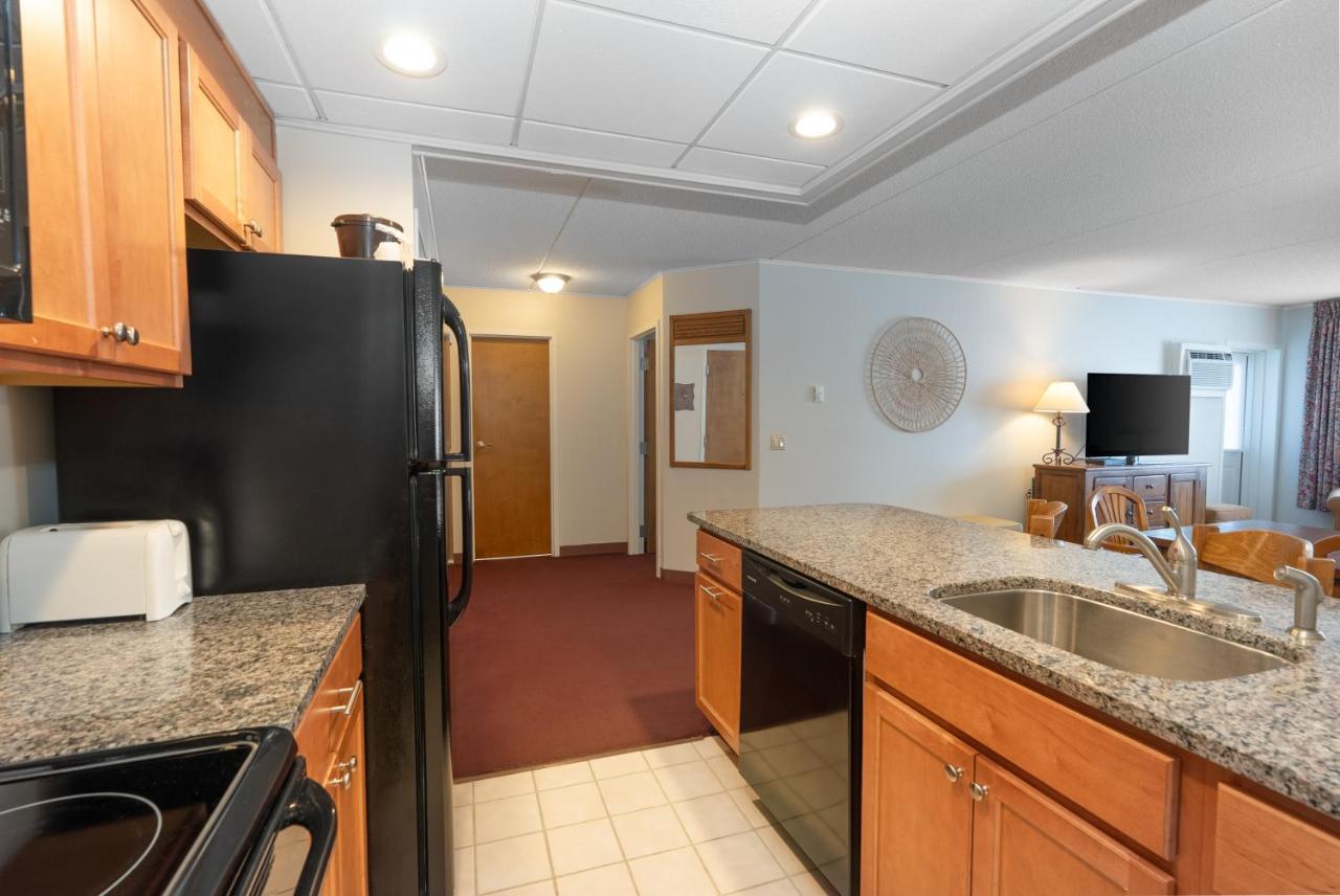Deluxe King Suite at Fireside Inn & Suites Gilford