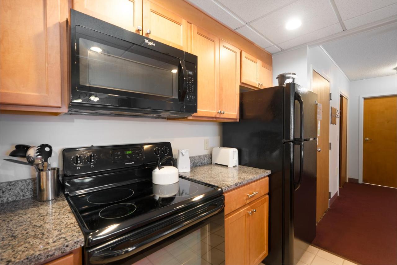 Deluxe King Suite at Fireside Inn & Suites Gilford