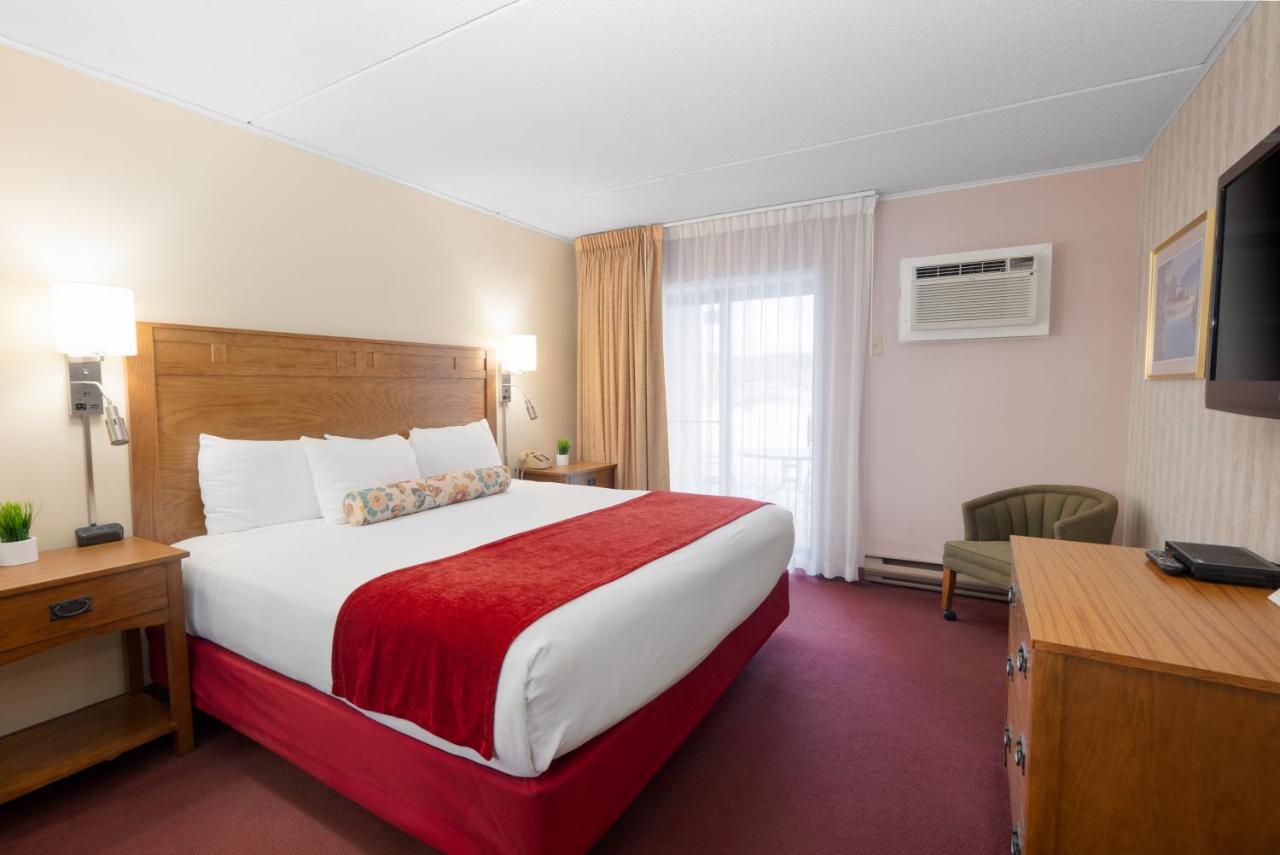 Deluxe King Suite at Fireside Inn & Suites Gilford