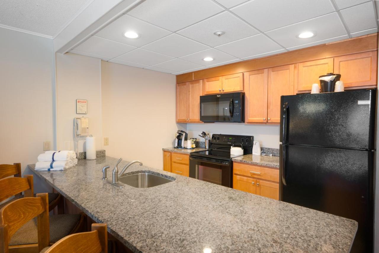 Deluxe King Suite at Fireside Inn & Suites Gilford
