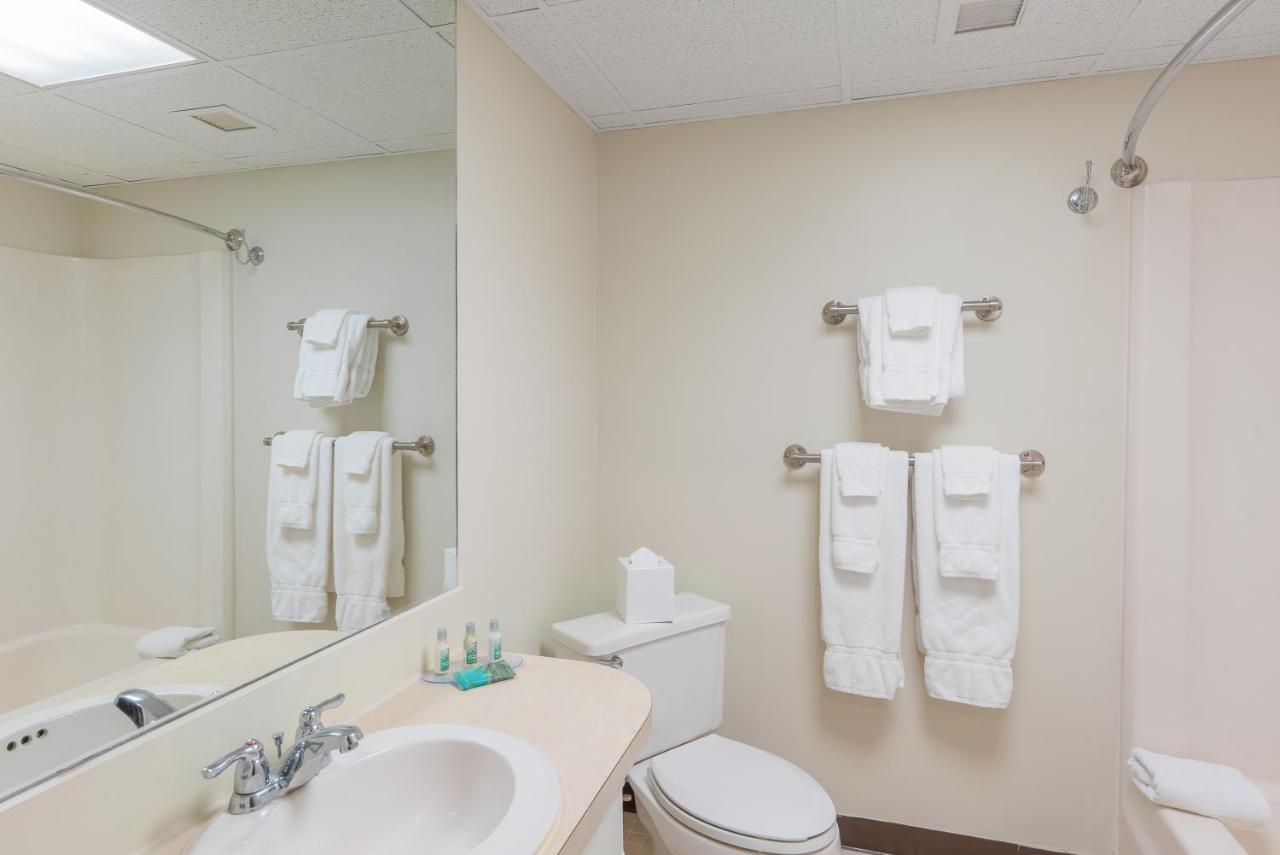 Superior King Room at Fireside Inn & Suites Gilford