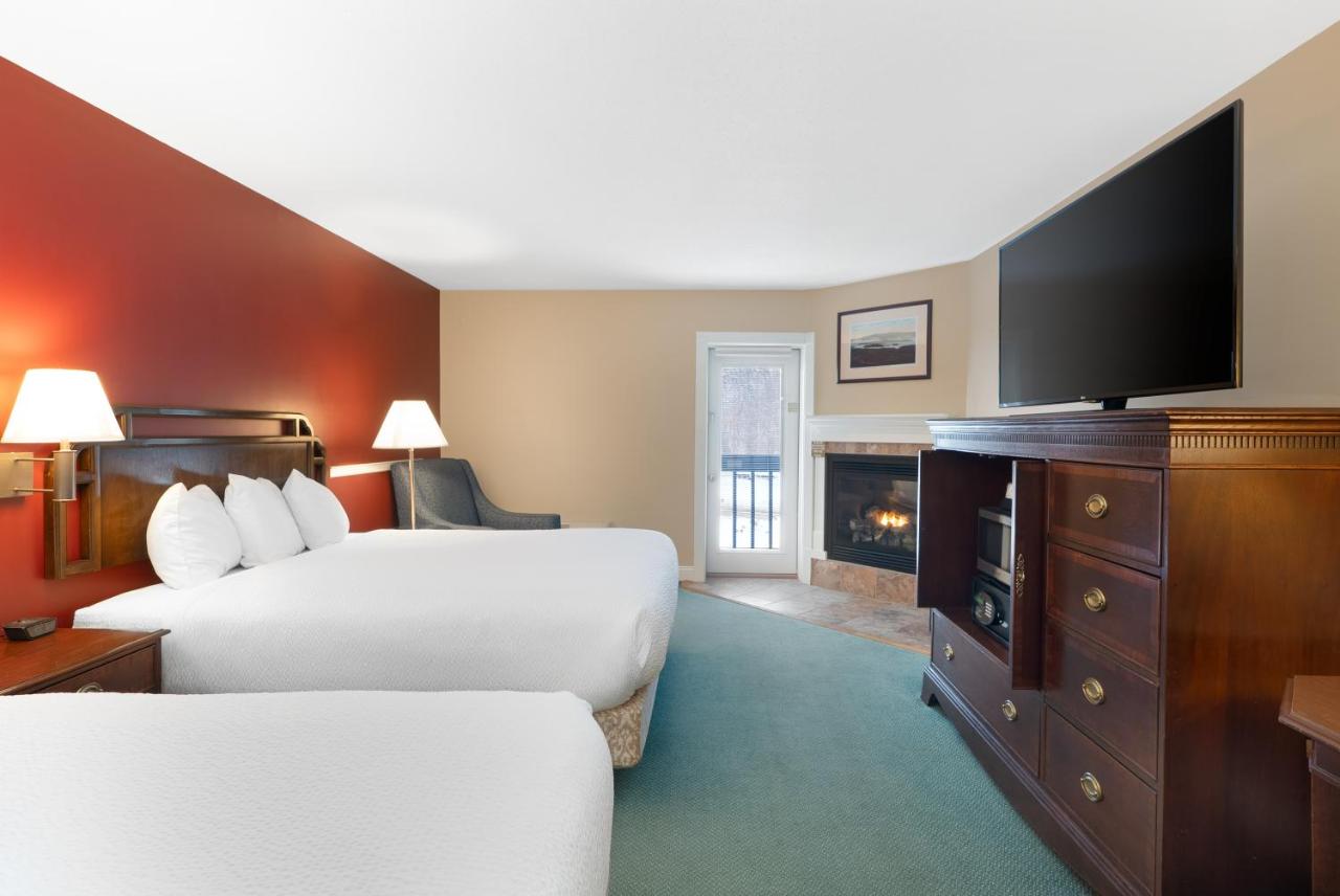 Deluxe Room at Fireside Inn & Suites Gilford