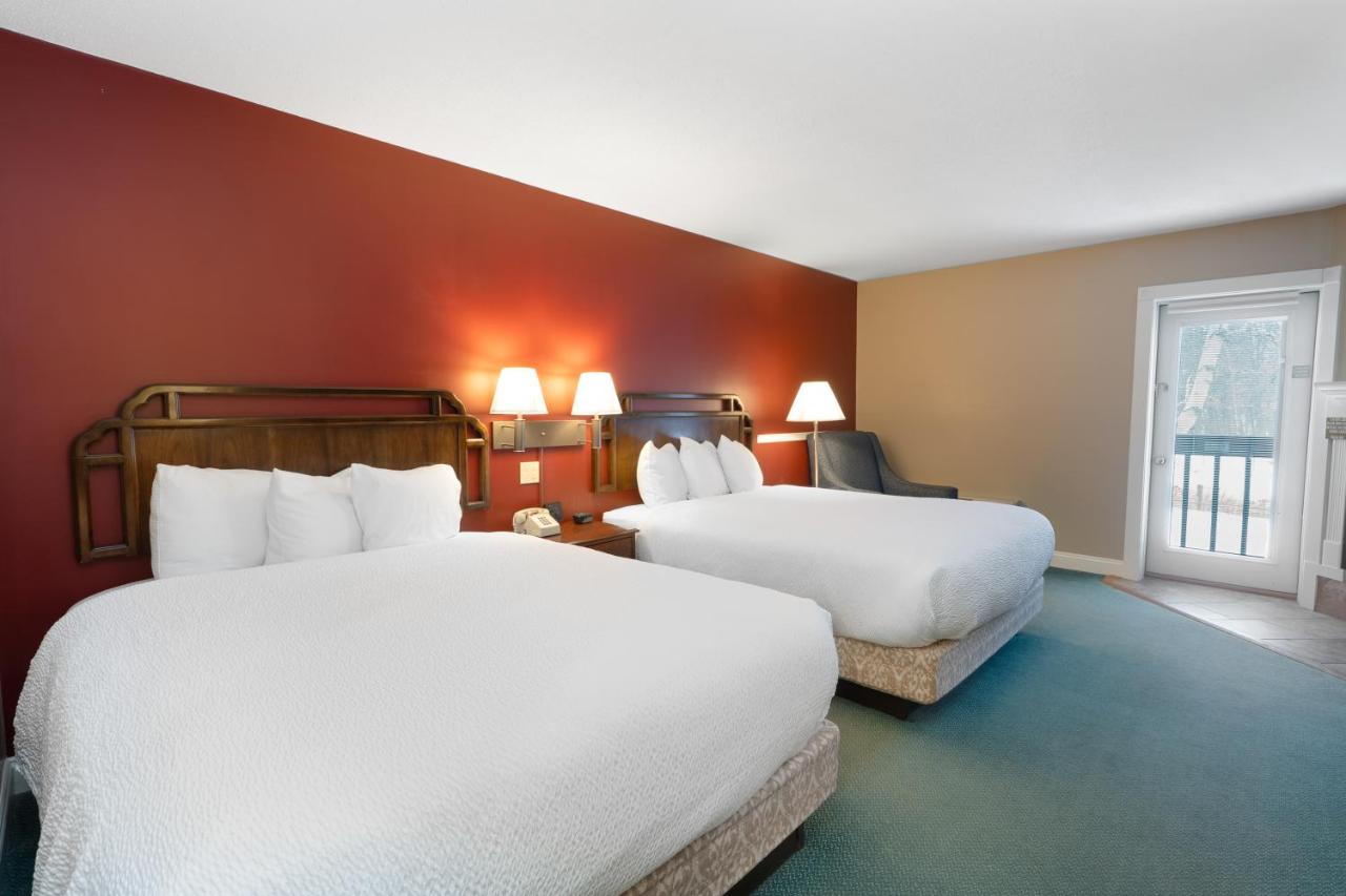 Deluxe Room at Fireside Inn & Suites Gilford