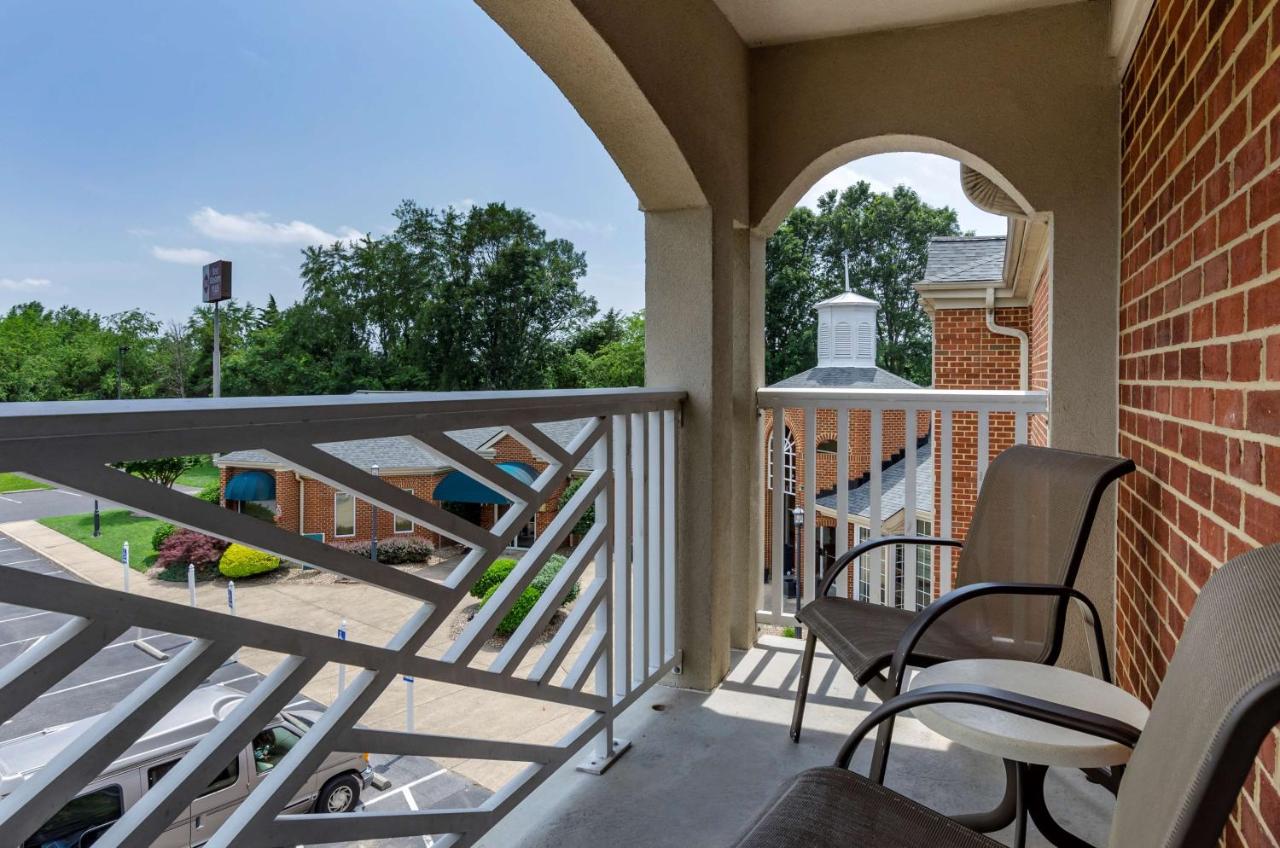 King Room with Balcony at Best Western Plus Inn at Hunt Ridge