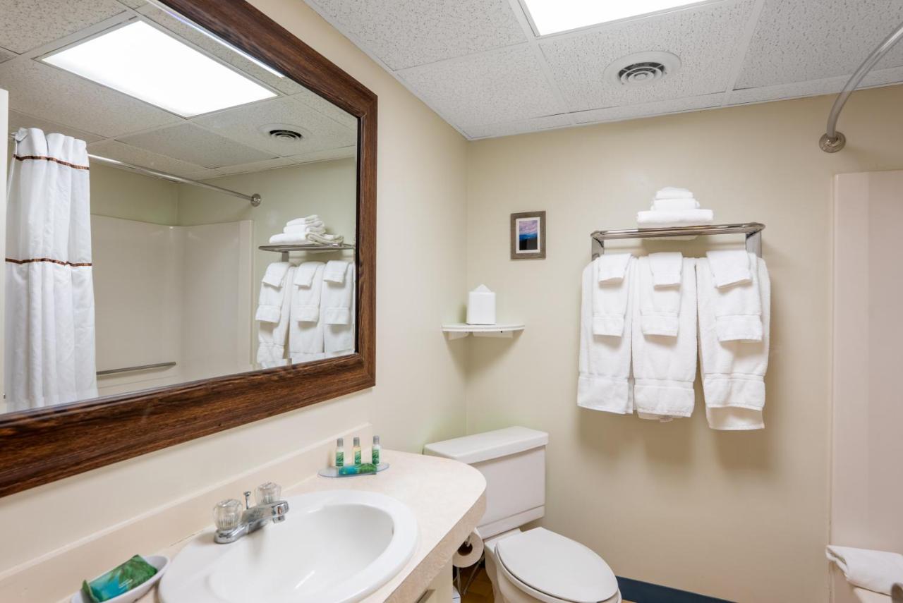 Queen Room at Fireside Inn & Suites Gilford