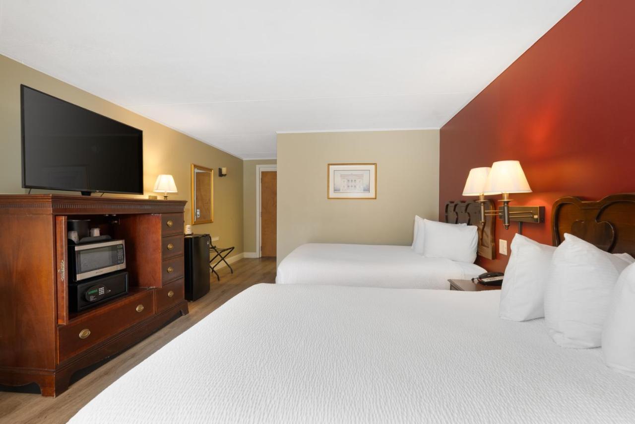 Queen Room at Fireside Inn & Suites Gilford