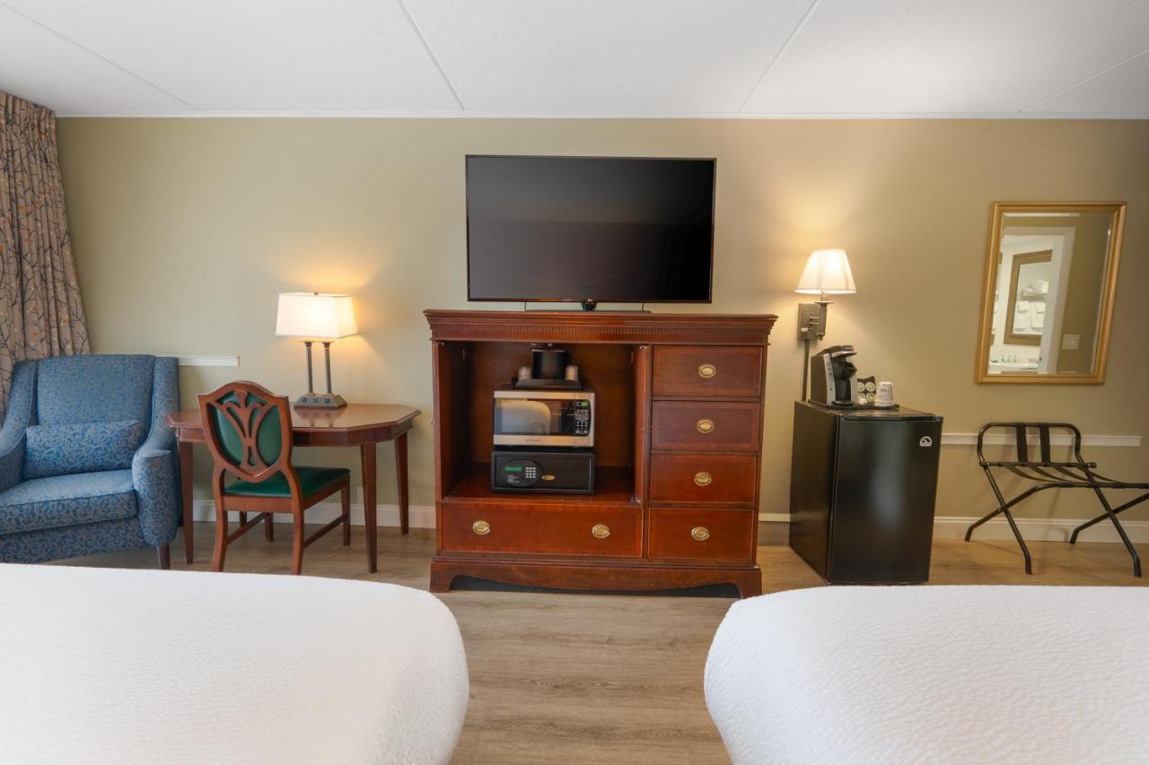 Queen Room at Fireside Inn & Suites Gilford