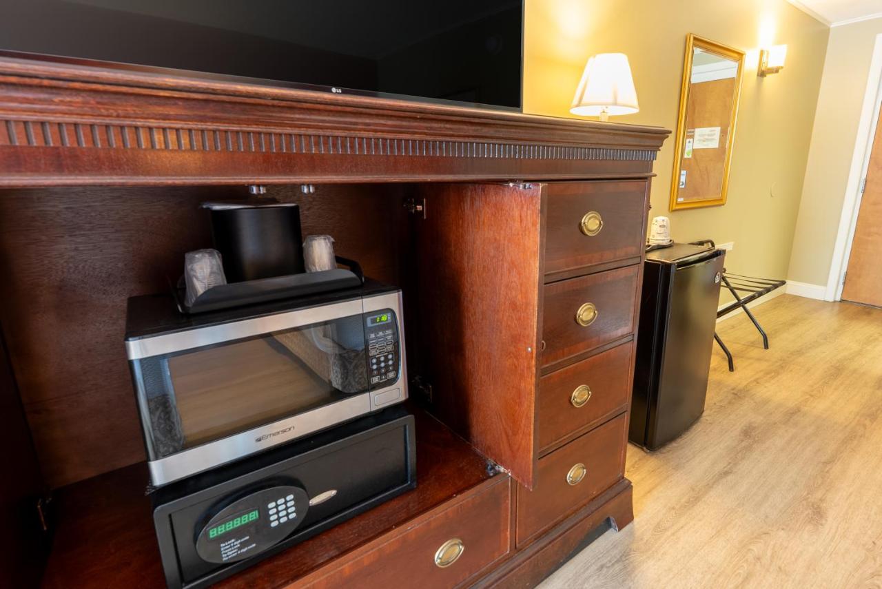 Queen Room at Fireside Inn & Suites Gilford