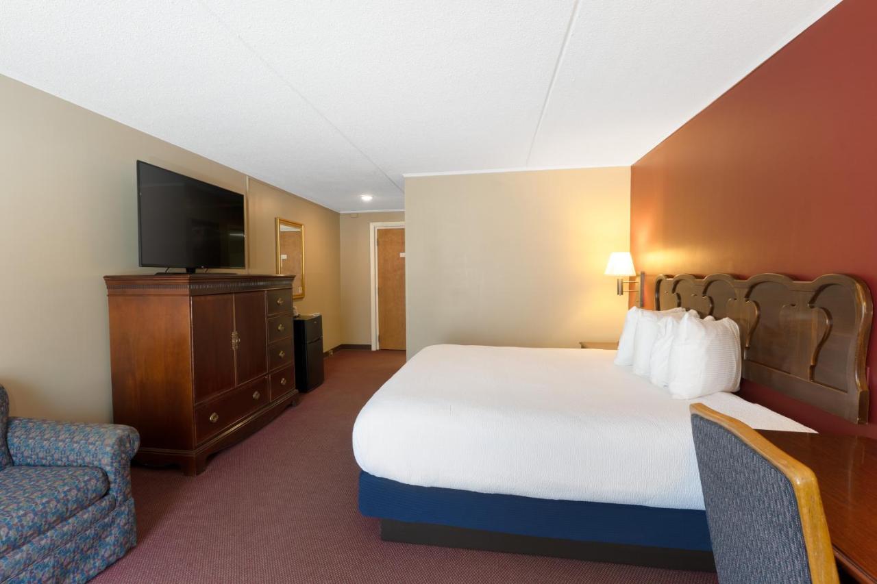 Superior King Room at Fireside Inn & Suites Gilford