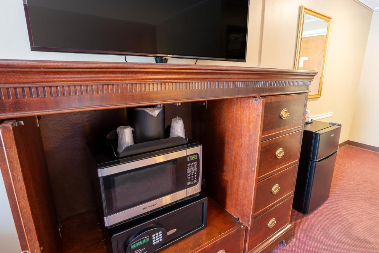 Superior King Room at Fireside Inn & Suites Gilford