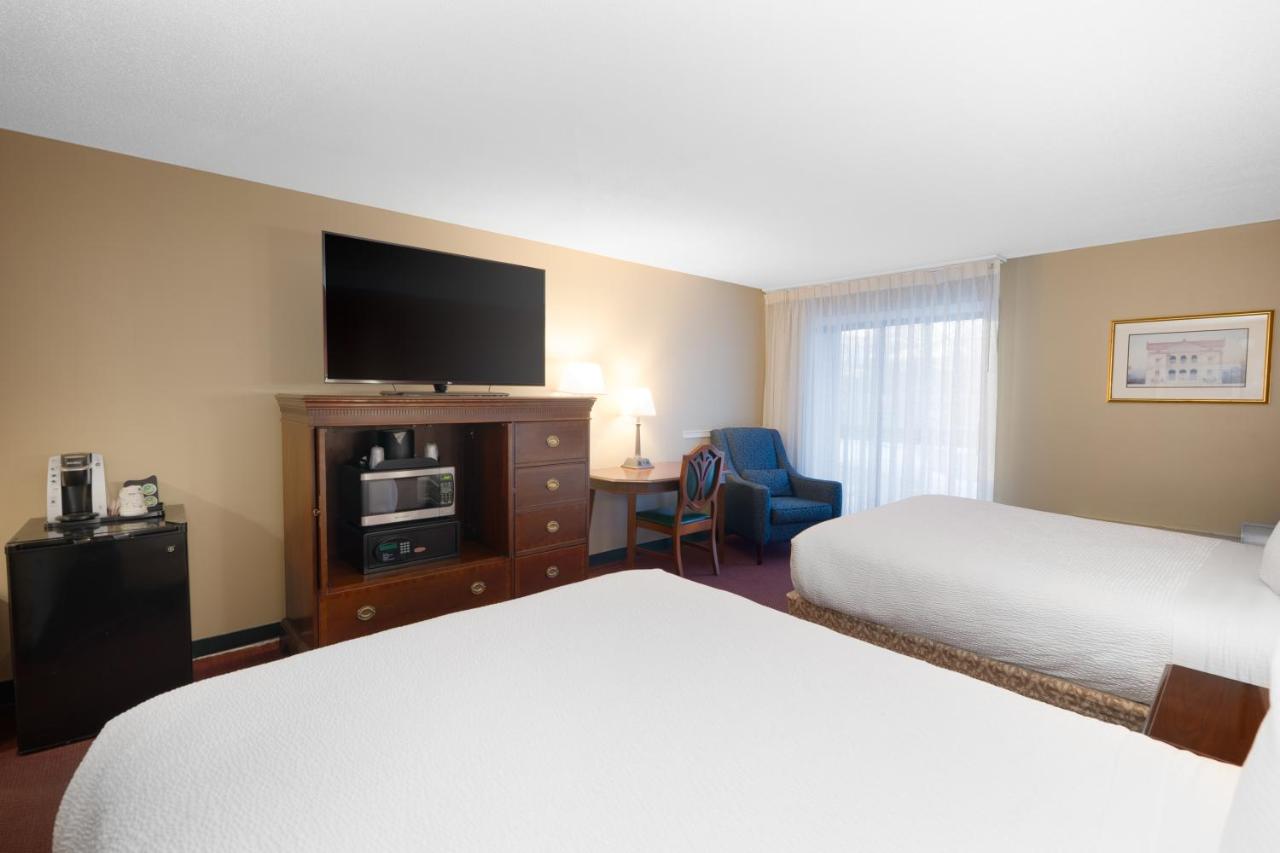 Deluxe Queen Room at Fireside Inn & Suites Gilford