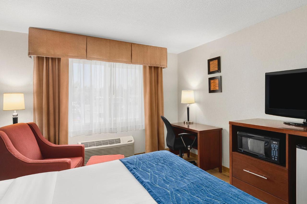 Standard Queen Room with Two Queen Beds at Comfort Inn & Suites Vancouver Downtown City Center