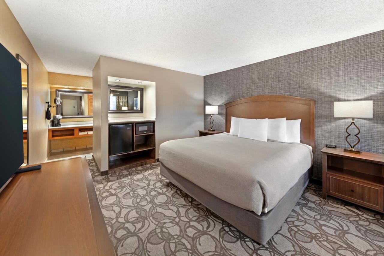 King Room with Spa Bath - Non-Smoking at Best Western Plus Black Oak