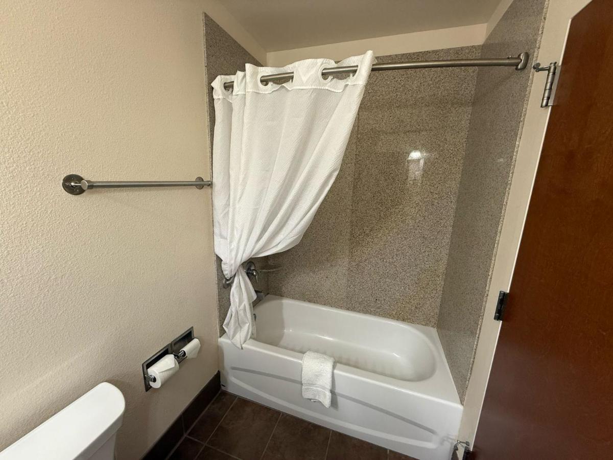 | Richland Inn & Suites